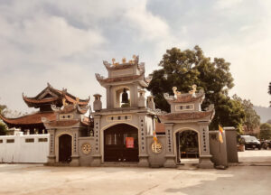 '' three seeing '' gate at Nhất Trụ pagoda
