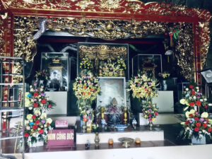 The altar worship Linh Tu Quoc Mau - Tran Thi Dung and her servants